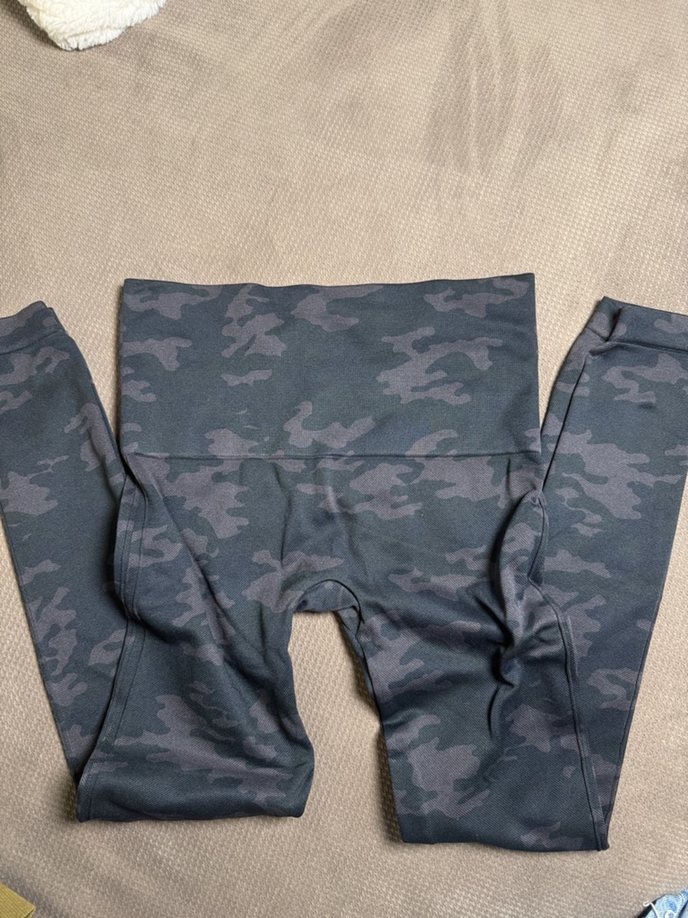 SPANX Camo Leggings in Black and Gray - Picture 4 of 4